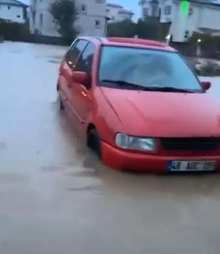 Dalaman'da çay taştı, yollar göle döndü, su baskınları yaşandı