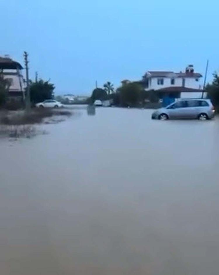 Dalaman'da çay taştı, yollar göle döndü, su baskınları yaşandı