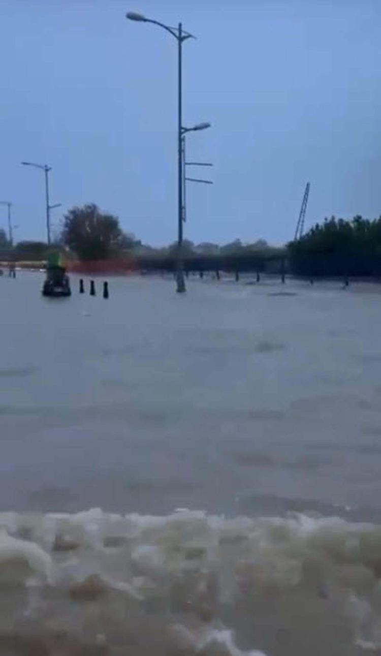Dalaman'da çay taştı, yollar göle döndü, su baskınları yaşandı