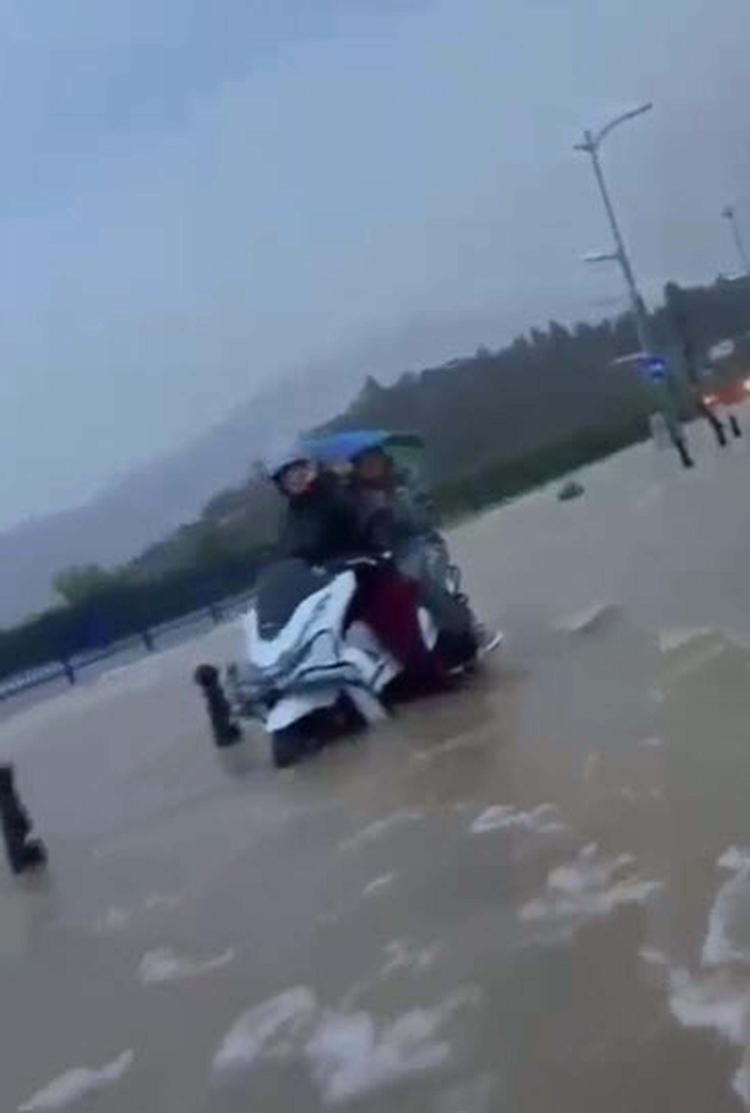 Dalaman'da çay taştı, yollar göle döndü, su baskınları yaşandı