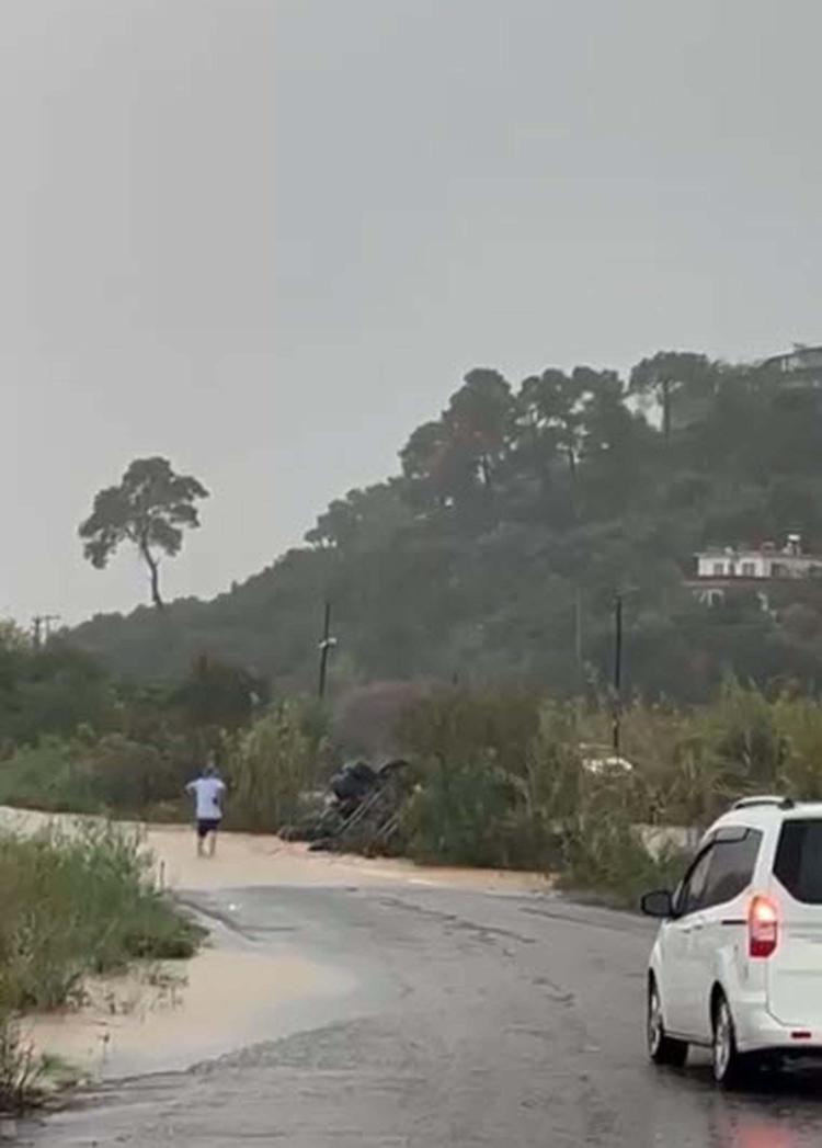Dalaman'da çay taştı, yollar göle döndü, su baskınları yaşandı