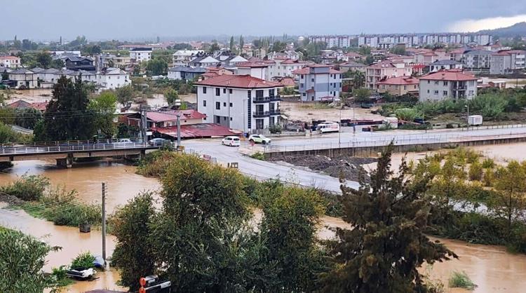 Dalaman'da çay taştı, yollar göle döndü, su baskınları yaşandı
