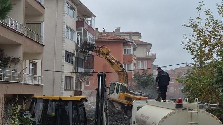 Zonguldak’ta riskli apartmanın yıkımı başladı