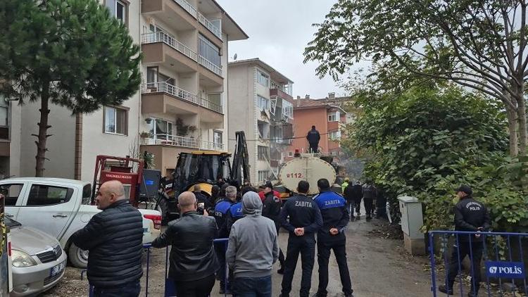Zonguldak’ta riskli apartmanın yıkımı başladı
