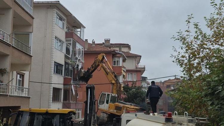Zonguldak’ta riskli apartmanın yıkımı başladı