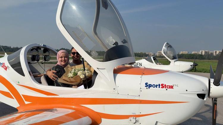Tek motorlu iki uçakla 4 bin 500 feet’te evlilik teklifi