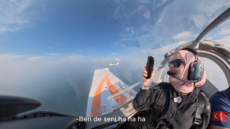 Tek motorlu iki uçakla 4 bin 500 feet’te evlilik teklifi