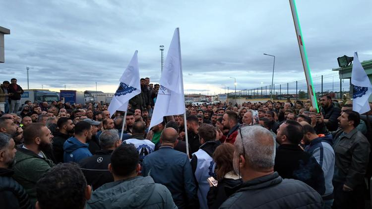 TIR şoförleri, Schengen vizesi sürecinde yaşadıkları sorunları dile getirmek için kontak kapattı