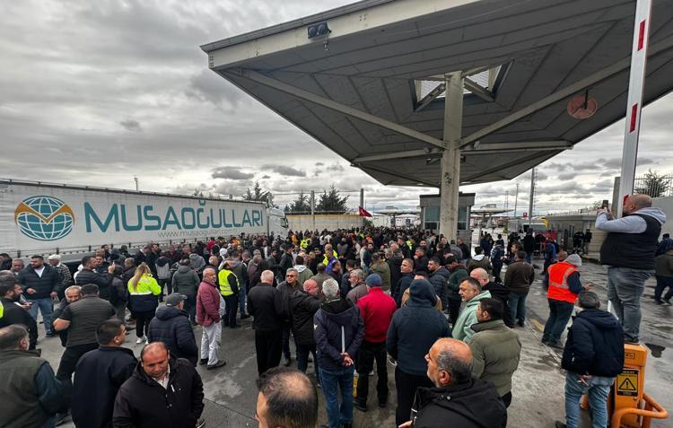 TIR şoförleri, Schengen vizesi sürecinde yaşadıkları sorunları dile getirmek için kontak kapattı