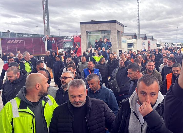 TIR şoförleri, Schengen vizesi sürecinde yaşadıkları sorunları dile getirmek için kontak kapattı