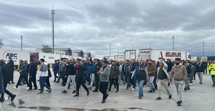 TIR şoförleri, Schengen vizesi sürecinde yaşadıkları sorunları dile getirmek için kontak kapattı