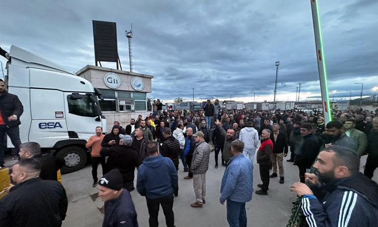 TIR şoförleri, Schengen vizesi sürecinde yaşadıkları sorunları dile getirmek için kontak kapattı