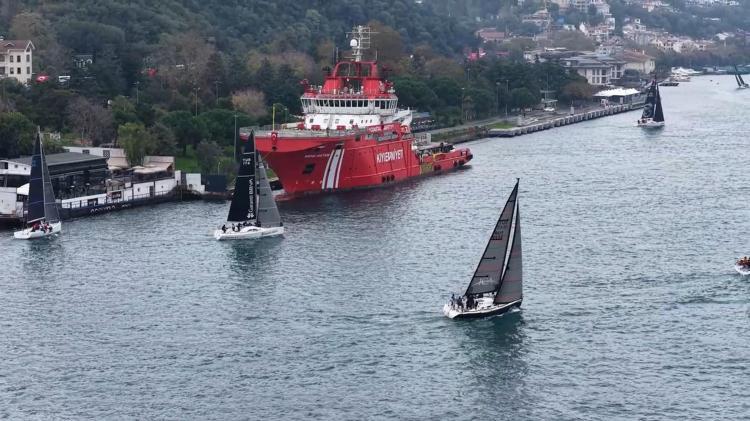 İstanbul Boğazı'nda Cumhuriyet Kupası yarışlarına katılan yatlar görsel şölen oluşturdu