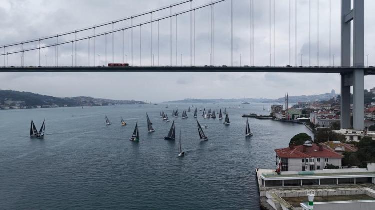 İstanbul Boğazı'nda Cumhuriyet Kupası yarışlarına katılan yatlar görsel şölen oluşturdu