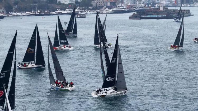 İstanbul Boğazı'nda Cumhuriyet Kupası yarışlarına katılan yatlar görsel şölen oluşturdu