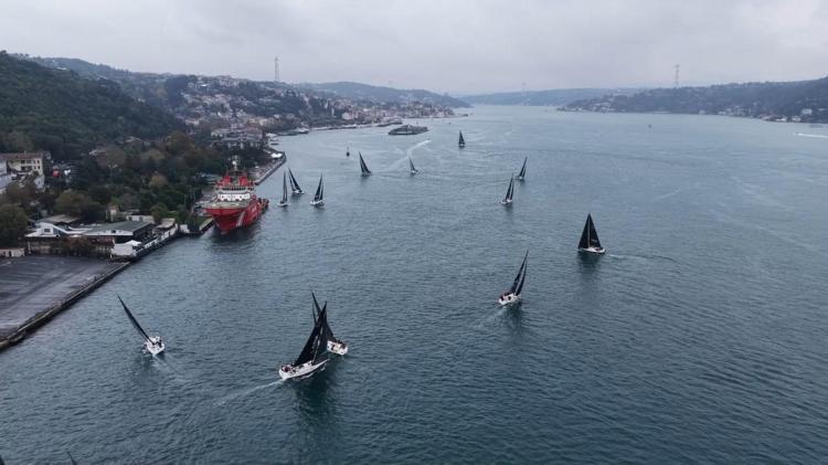 İstanbul Boğazı'nda Cumhuriyet Kupası yarışlarına katılan yatlar görsel şölen oluşturdu