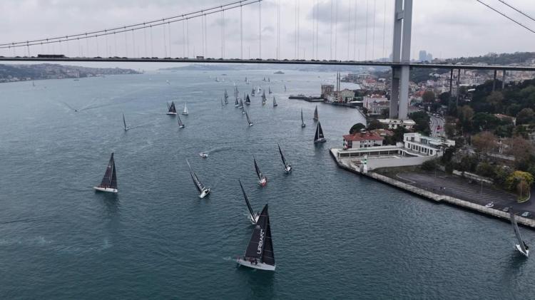 İstanbul Boğazı'nda Cumhuriyet Kupası yarışlarına katılan yatlar görsel şölen oluşturdu