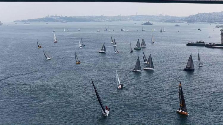 İstanbul Boğazı'nda Cumhuriyet Kupası yarışlarına katılan yatlar görsel şölen oluşturdu