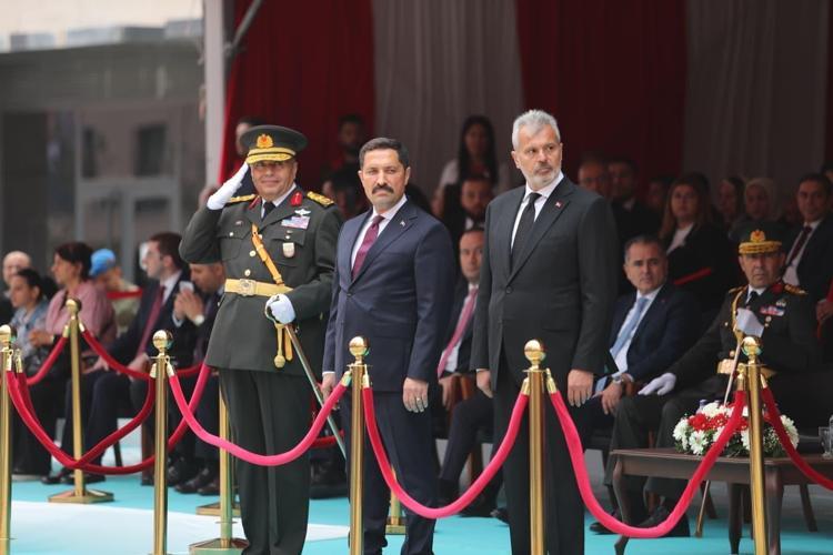 Depremle sessizliğe bürünen Atatürk Caddesi'nde 3 yıl sonra 29 Ekim coşkusu