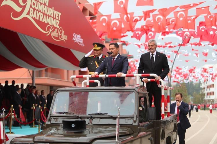 Depremle sessizliğe bürünen Atatürk Caddesi'nde 3 yıl sonra 29 Ekim coşkusu