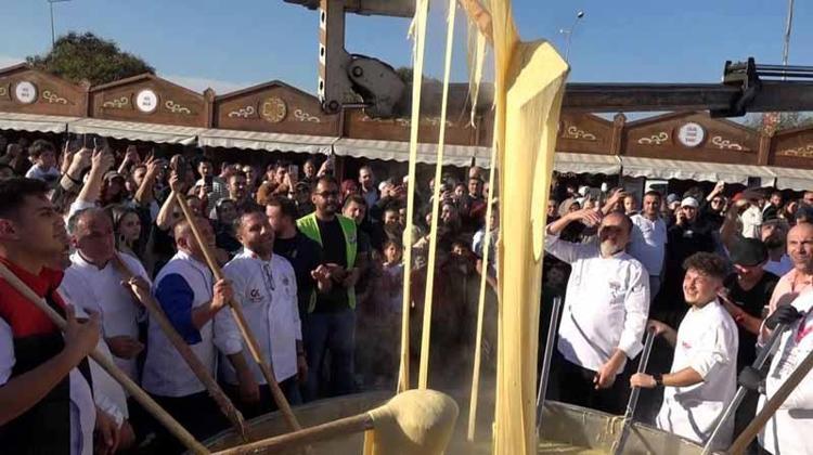Dev tencerede pişirilen kuymakla vinçli rekor denemesi