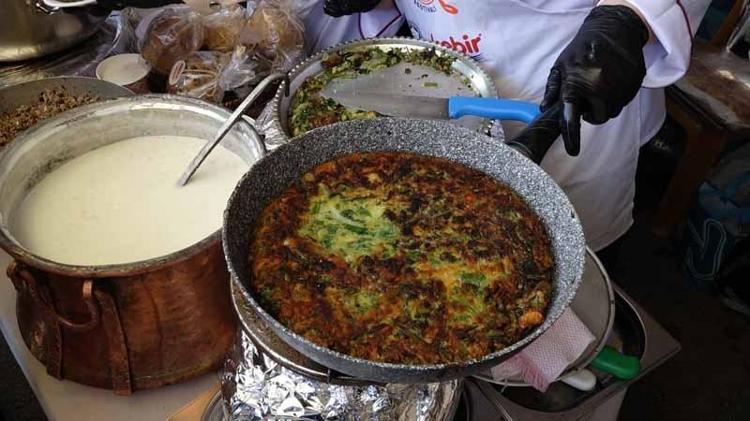 Dev tencerede pişirilen kuymakla vinçli rekor denemesi