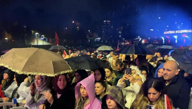 Bursa’da 29 Ekim Cumhuriyet Bayramı kutlamaları Berkay konseriyle sona erdi
