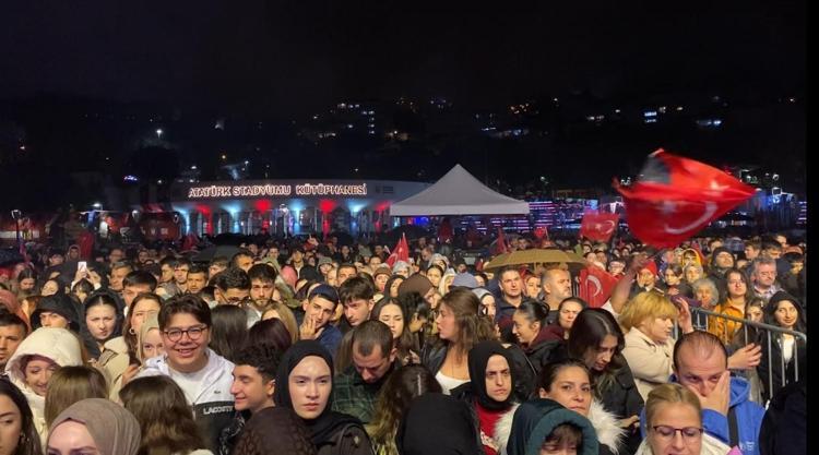 Bursa’da 29 Ekim Cumhuriyet Bayramı kutlamaları Berkay konseriyle sona erdi