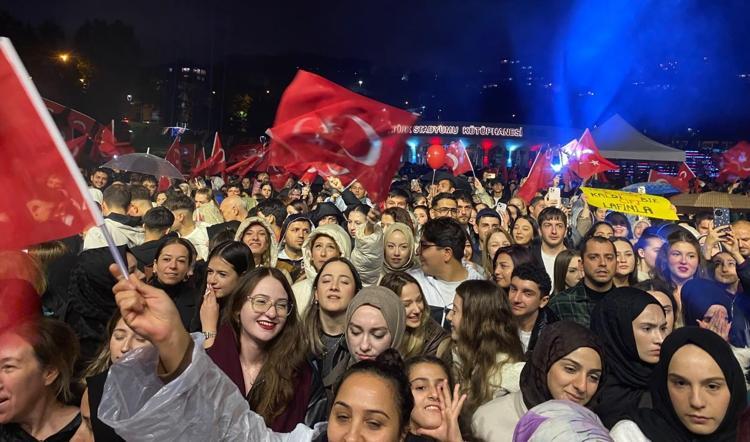 Bursa’da 29 Ekim Cumhuriyet Bayramı kutlamaları Berkay konseriyle sona erdi