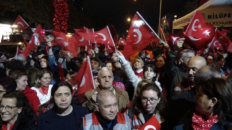 Bursa'da sağanak altında Cumhuriyet yürüyüşü ve Can Bonomo konseri