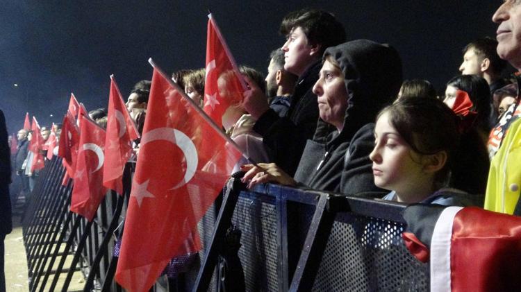 Bursa'da sağanak altında Cumhuriyet yürüyüşü ve Can Bonomo konseri