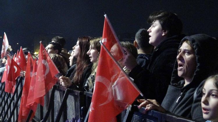 Bursa'da sağanak altında Cumhuriyet yürüyüşü ve Can Bonomo konseri