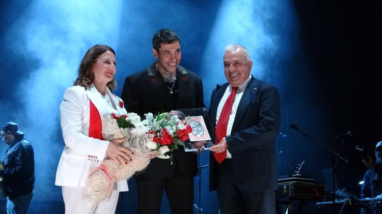 Bursa'da sağanak altında Cumhuriyet yürüyüşü ve Can Bonomo konseri