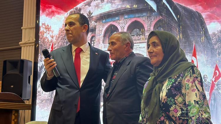 Cumhuriyet konvoyuna bisikletiyle katılan emekliye anlamlı hediye