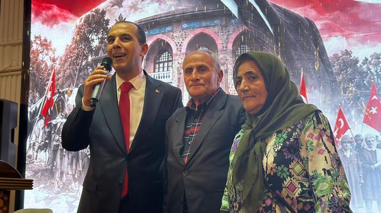 Cumhuriyet konvoyuna bisikletiyle katılan emekliye anlamlı hediye
