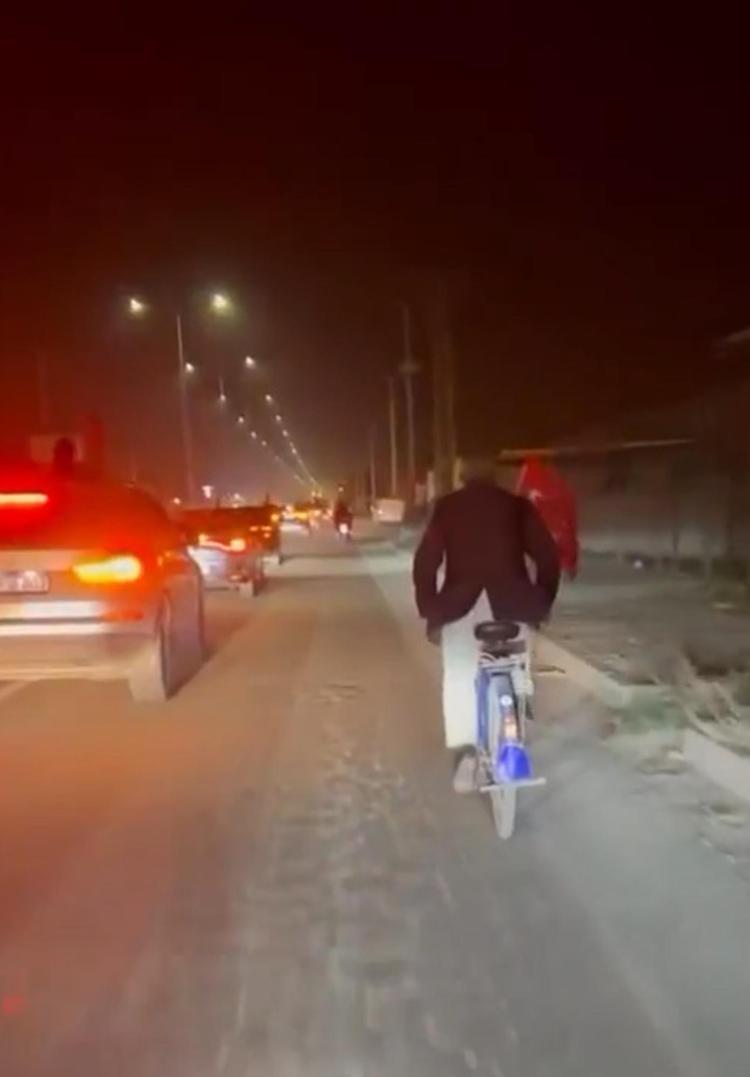 Cumhuriyet konvoyuna bisikletiyle katılan emekliye anlamlı hediye