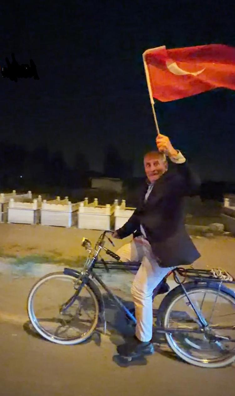 Cumhuriyet konvoyuna bisikletiyle katılan emekliye anlamlı hediye
