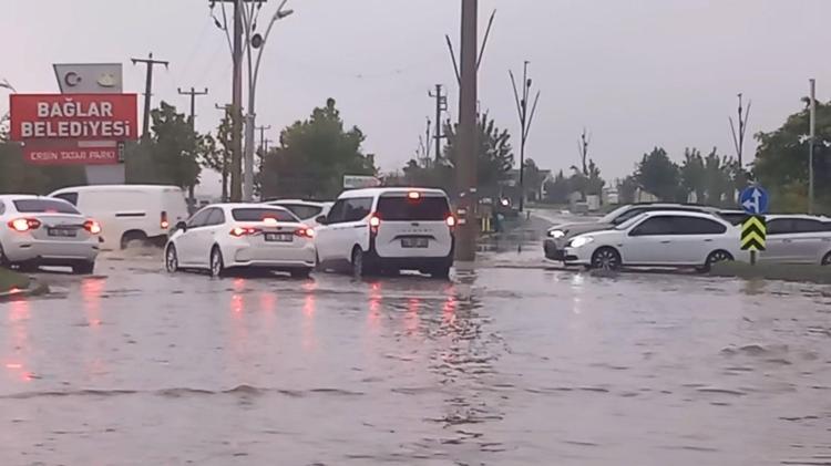 Diyarbakır'da sağanak; yollar göle döndü, su baskınları yaşandı