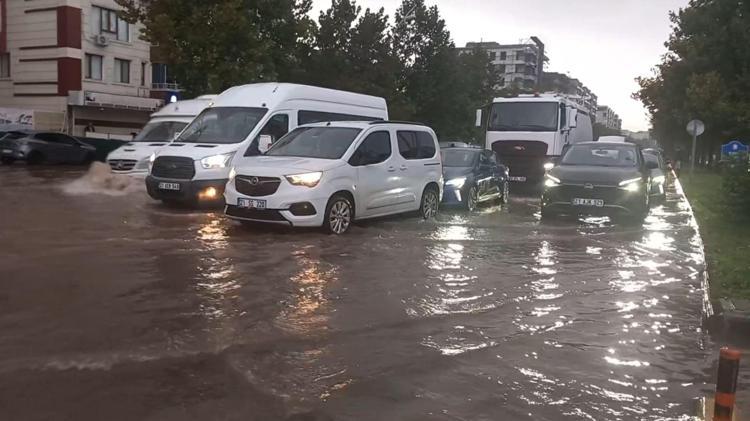Diyarbakır'da sağanak; yollar göle döndü, su baskınları yaşandı