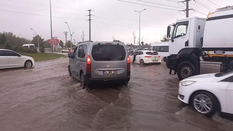 Diyarbakır'da sağanak; yollar göle döndü, su baskınları yaşandı