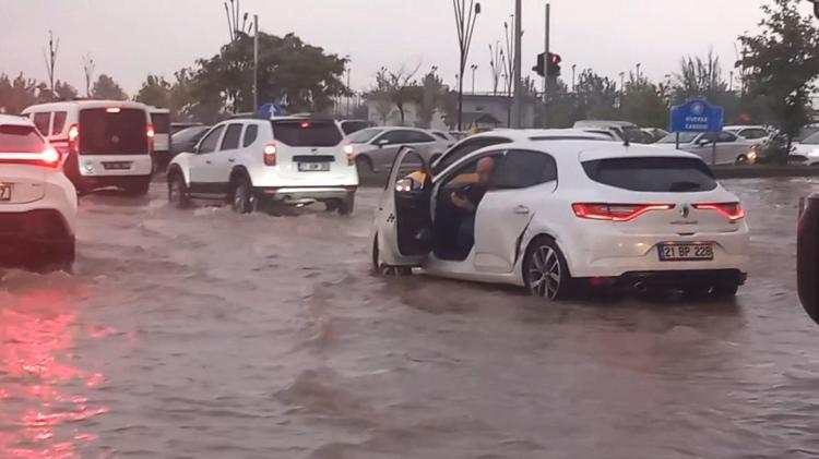 Diyarbakır'da sağanak; yollar göle döndü, su baskınları yaşandı