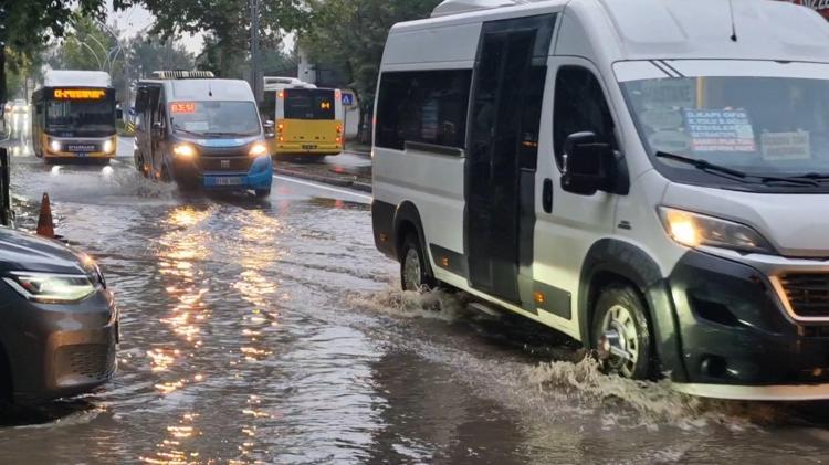 Diyarbakır'da sağanak; yollar göle döndü, su baskınları yaşandı
