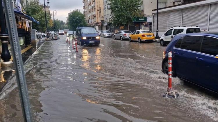 Diyarbakır'da sağanak; yollar göle döndü, su baskınları yaşandı