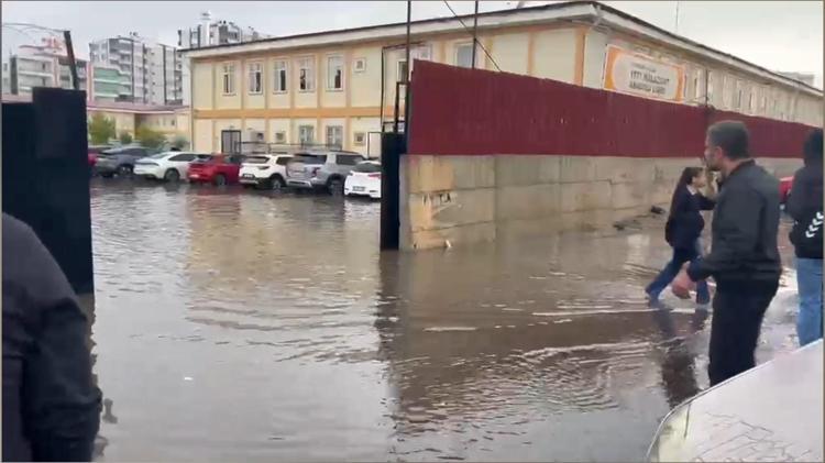 Diyarbakır'da sağanak; yollar göle döndü, su baskınları yaşandı
