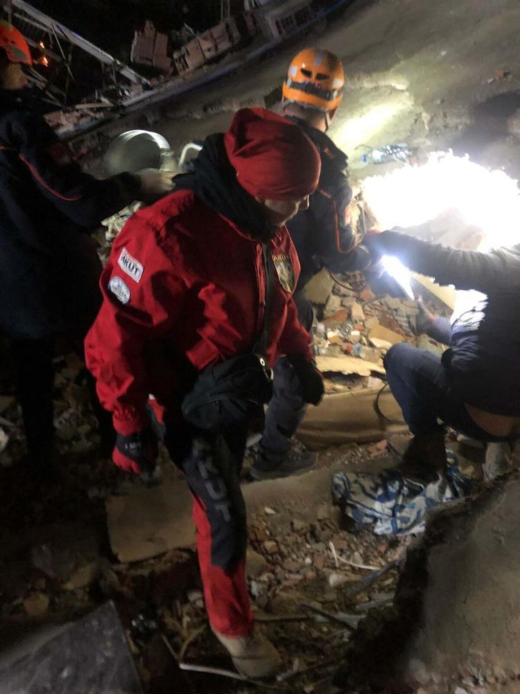 İzmir depreminde oğlunu kaybeden anne, Kahramanmaraş'ta başka hayatlara umut oldu