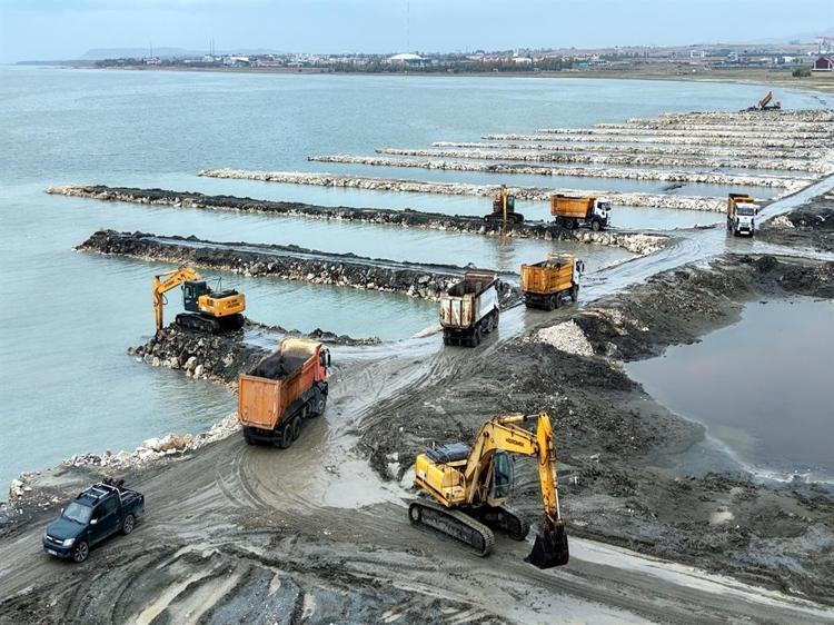 Van Gölü’nden 2 milyon 385 bin metreküp dip çamuru çıkarıldı