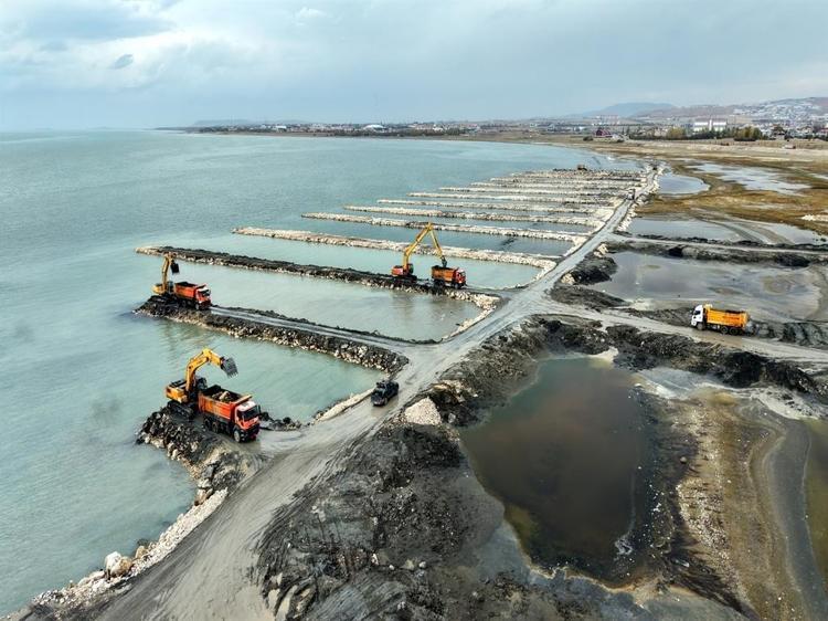 Van Gölü’nden 2 milyon 385 bin metreküp dip çamuru çıkarıldı