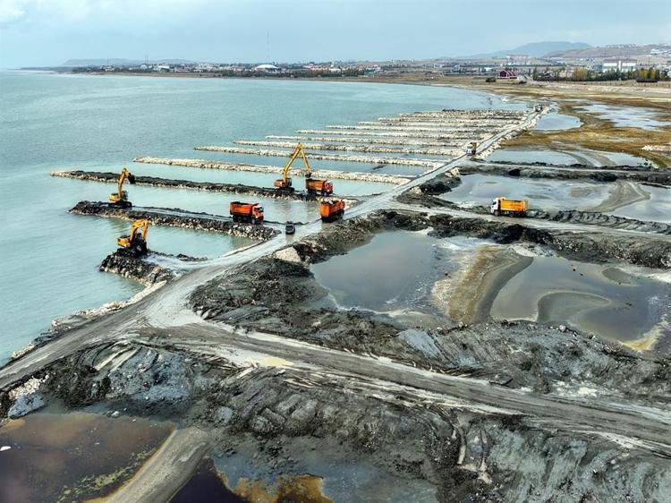 Van Gölü’nden 2 milyon 385 bin metreküp dip çamuru çıkarıldı