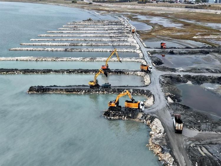 Van Gölü’nden 2 milyon 385 bin metreküp dip çamuru çıkarıldı