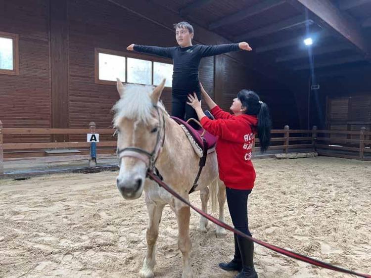 Özel gereksinimli çocuklara atlı jimnastikle rehabilitasyon